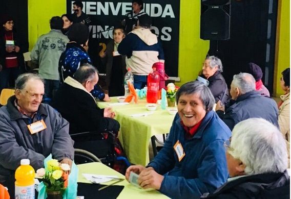 MUNICIPALIDAD DE QUEILEN REGALONEA A SUS ADULTOS MAYORES MUNICIPALIDAD DE QUEILEN REGALONEA A SUS ADULTOS MAYORES