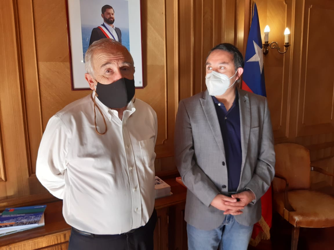 Ministro de Vivienda Carlos Montes recibió al Alcalde de Queilen Marcos Vargas